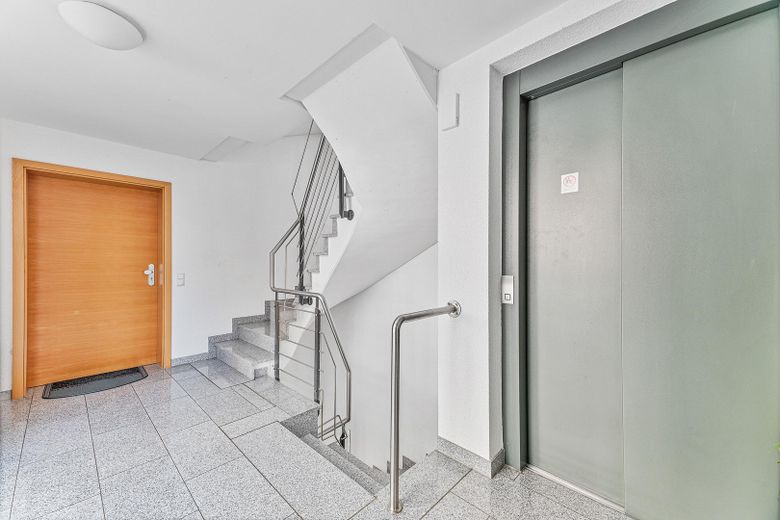 Treppenhaus mit Aufzug