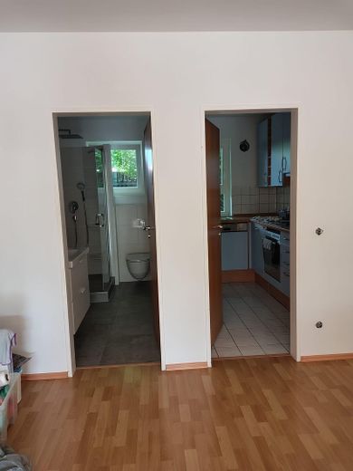 Links Bad, Rechts Küche