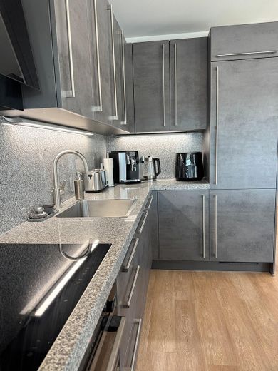 Exklusive 3-Zimmer-Wohnung in Fürth-Burgfarrnbach – hochwertige Küche, Balkon, Aufzug & TG – Küche 6