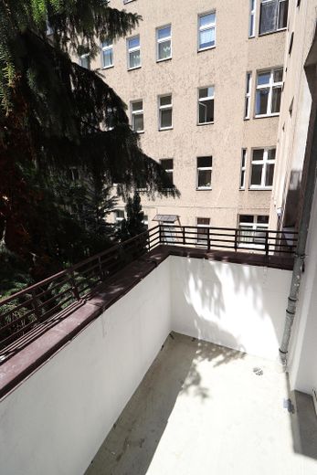 Frisch sanierte 2-Zimmer Altbauwohnung im Brüsseler Kiez | mit Balkon – Balkon