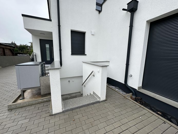 Premium 3-Zimmer-Maisonette-Wohnung mit offener Wohn-Ess-Küche, Dachterrasse & Fußbodenheizung – Eingang Waschküche & Kellerr.