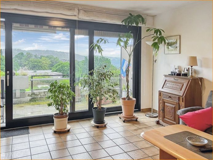 Wohnzimmer mit Blick zum Balkon