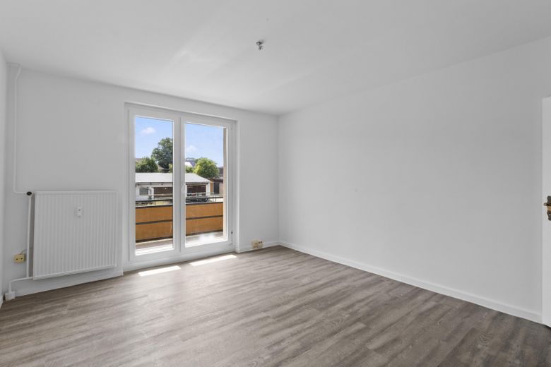 ruhige 3 Zimmer Wohnung mit Balkon 60 qm – Wohnzimmer