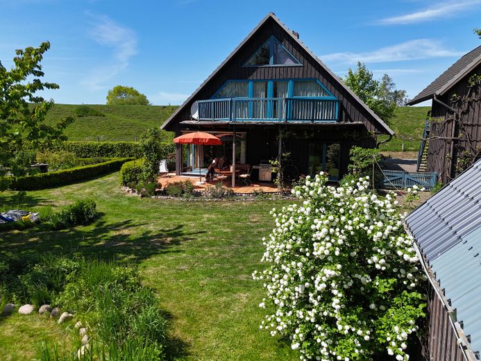 Ökologisch gebautes Holzhaus u. Nebengebäude – Blick vom Garten