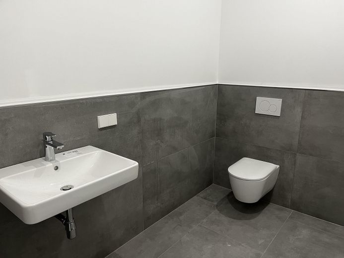 Powierzchnia komercyjna – biuro, warsztat, magazyn, sprzedaż i więcej – Damen WC
