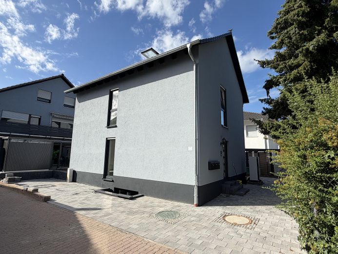 Erstbezug im Neubau – Stilvolle 2-Zimmer-Wohnung mit eigenem Garten und moderner Ausstattung – Hausansicht 2