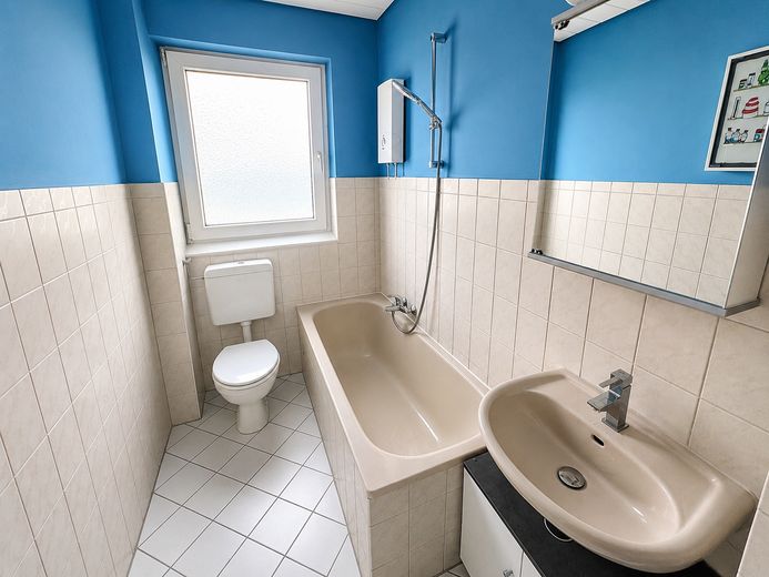 Neat 3-room apartment with balcony – Badezimmer