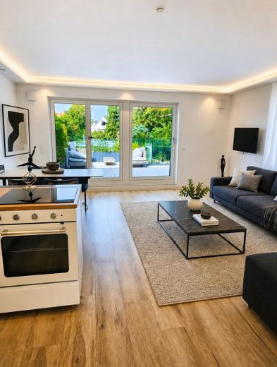 München-Solln’da münhasıran #Komisyonsuz# KfW 55 yeni yapı çok aileli konut, tamamen mobilyalı, 2 havuz, spor salonu, sauna, koi göleti – OG