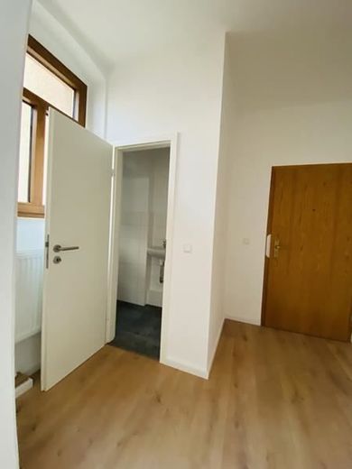 2-Zimmer mit Laminat, Wanne, Dusche und sep. WC und in zentraler Lage! – IMG_9971