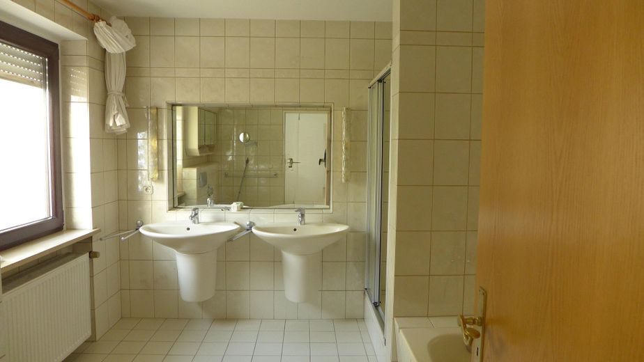 Ihr Rückzugsort in Ottobrunn:  Familien-DHH mit viel Platz und  sonnigem Garten & Top-Lage – Mastebad Waschtische