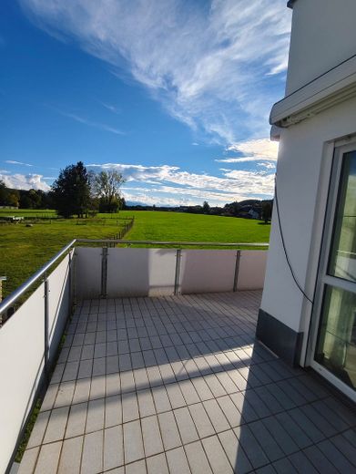 Zentral gelegene 80qm-Wohnung mit großem Sonnenbalkon – Sonnenbalkon mit Aussicht