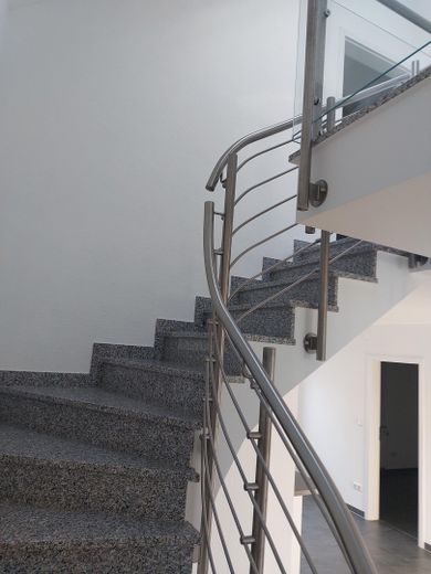Langen - Moderne Maisonette im Herzen der Altstadt – Treppezum DG