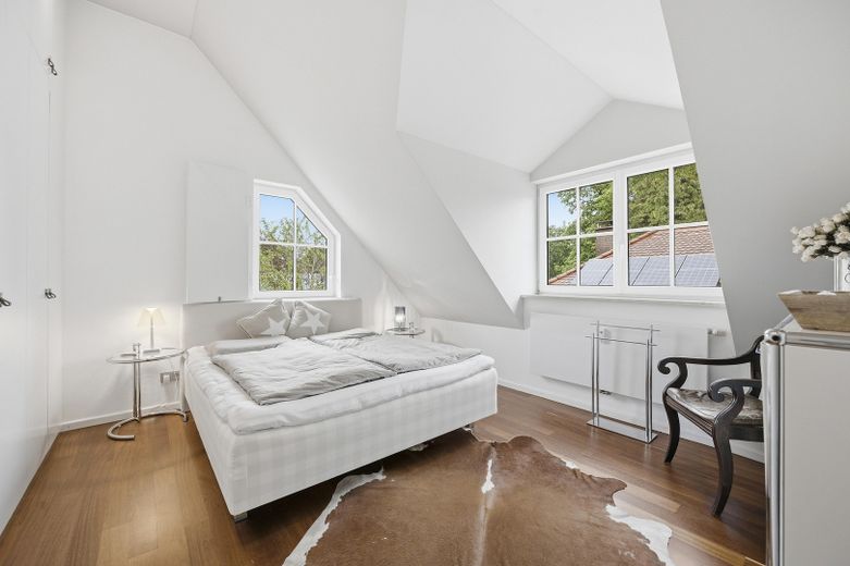 Charmante Dachgeschosswohnung mit 2 Balkonen/Terrassen – Schlafzimmer