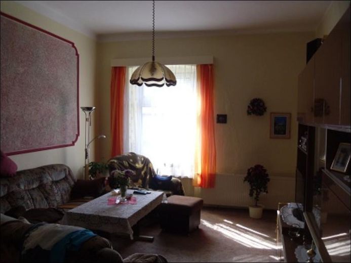 große Gutshaushälfte mit tollem Grundstück am Naturschutzgebiet, sehr ruhig gelegen – Wohnung EG rechts, vor Renov.