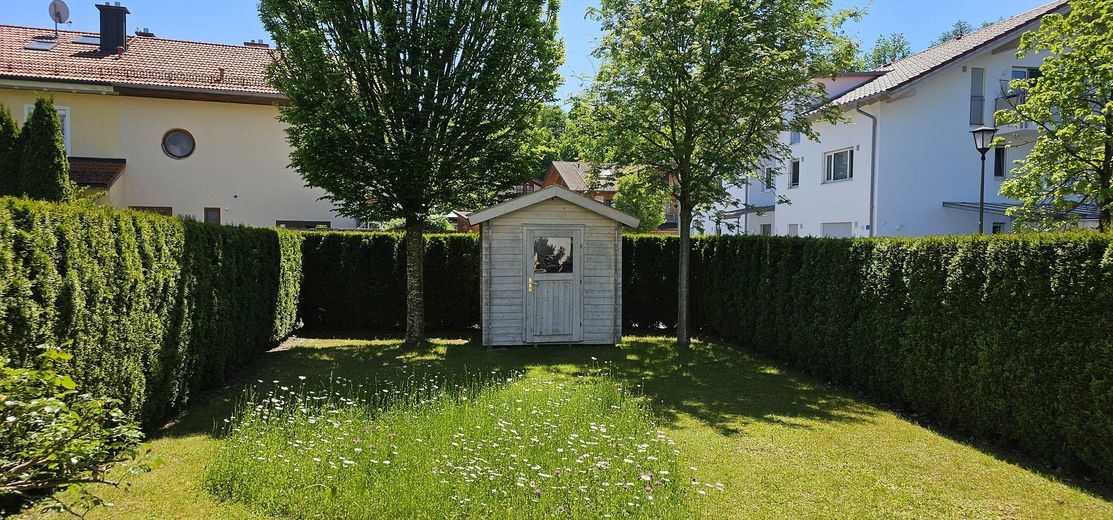 Garten mit Gartenhaus