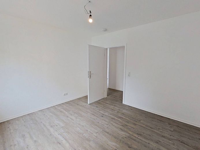BIS ZU 3 NKM FREI: Schöne 3-Zimmer-Wohnung mit BALKON und intelligentem Grundriss in Kappeln-Ellenberg – Ansicht II: Schlafzimmer I