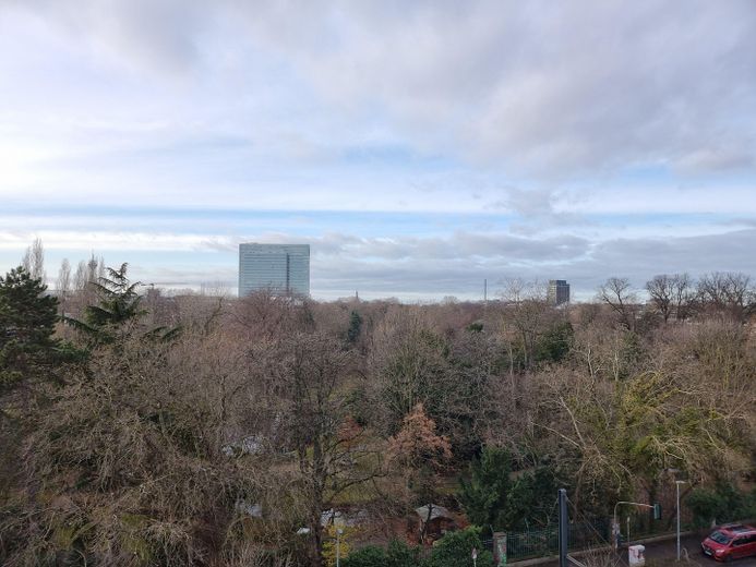 Dachgeschoßwohnung mit Blick über den Hofgarten und Potenzial zur Erweiterung – Blick DG