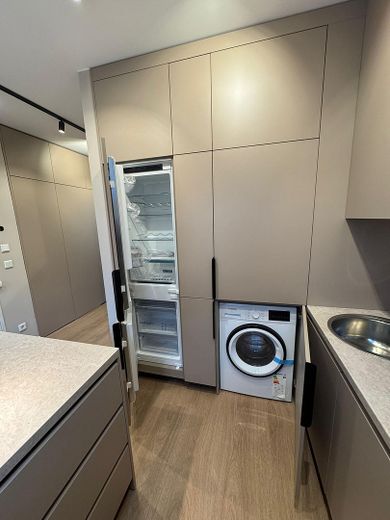 Erstbezug 2026 | Designer-Küche | Balkon | Ankleide | ruhig | teilmöbliert | mit Anmeldung – Küche mit allen Elektrogeräten