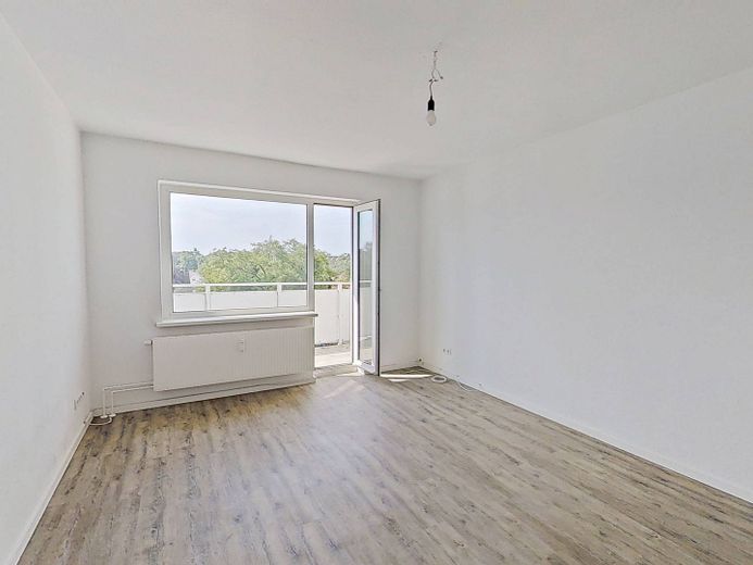 Hübsche 2-Zimmer-Wohnung mit BALKON, EBK und viel Lichteinfall – Ansicht I: Wohn- und Esszimmer