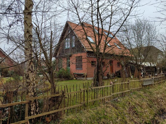Ökologisch nachhaltiges Niedrigenergiehaus - gesund wohnen mit Lehm – Ostansicht