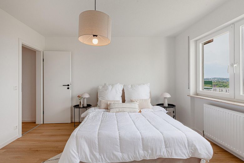 WOHNJUWEL: Helle 4 Zimmer mit zwei Balkonen & TG-Stellplatz – Schlafzimmer