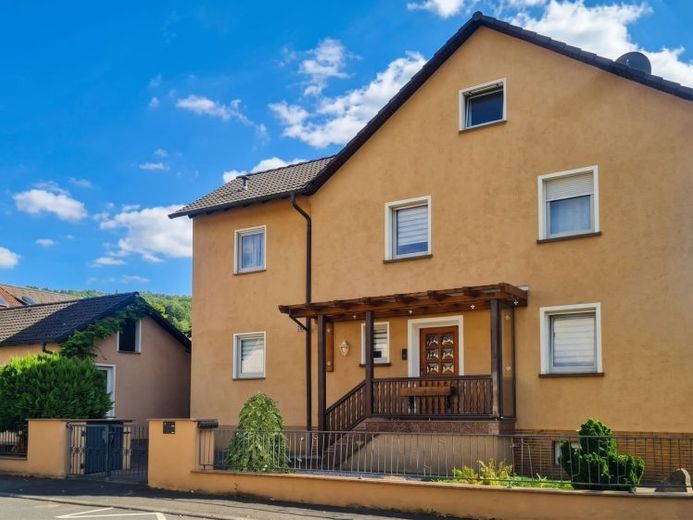 Gepflegtes stattliches Zweifamilienhaus mit Nebengebäude und schönem Garten – Foto 1