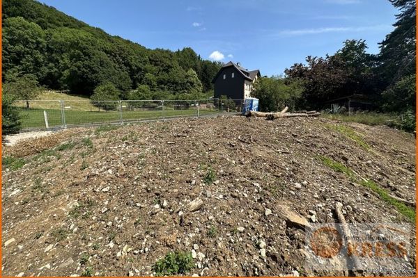 Bellissimo terreno edificabile pianeggiante, già preparato per la costruzione, nel villaggio ferroviario di Elm - completamente urbanizzato