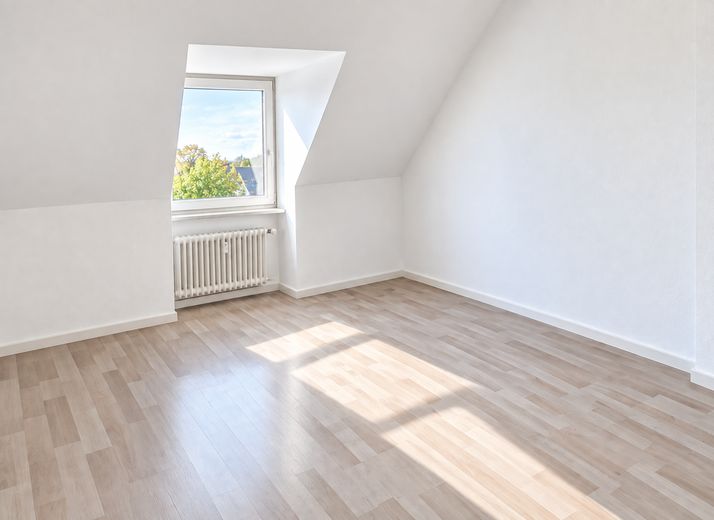 Hello 3-Zi-Wohnung im DG mit Einbauküche (EBK) – Schlafzimmer
