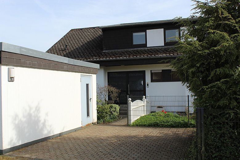 Zweifamilien-Wohnhaus in der Kleinstadt Leun im Lahn-Dill-Kreis. Der Kaufpreis ist verhandelbar. – Hauseingang mit Doppelgarage
