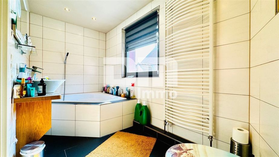 Schönes Wohnhaus mit Doppelgarage, Terrasse und Nebengelass in Traumlage – OG / DG Badezimmer Wanne / Dusche / Hantuchwärmer