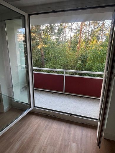 Helle, modernisierte 2-Zimmer-Wohnung mit Balkon und Einbauküche – Balkon
