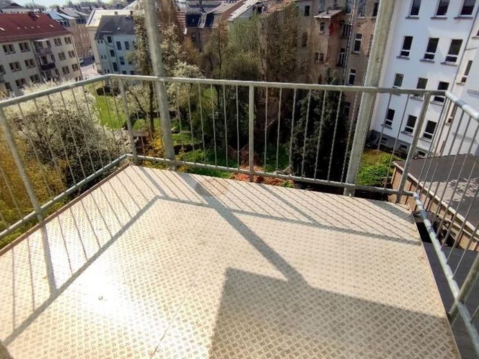 Schöne 4, 5 Raum Whg. mit gr. sonnigen Balkon und EBK – Foto 1