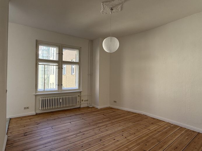 Helle bezugsfreie 1-Zimmer Altbauwohnung in der Nähe vom Schlosse Charlottenburg (provisionsfrei) – Zimmer