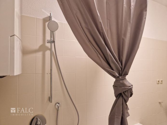 Badewanne mit Duschabtrennung