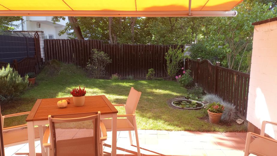 Villetta a schiera centrale ben tenuta con garage in posizione privilegiata – Terrasse Gartenansicht