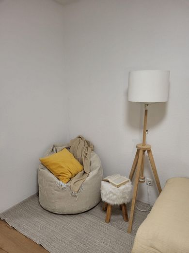 Renoviertes und möbliertes Studentenapartment im Zentrum von Erlangen, provisionsfrei, bezugsfertig – Leseecke