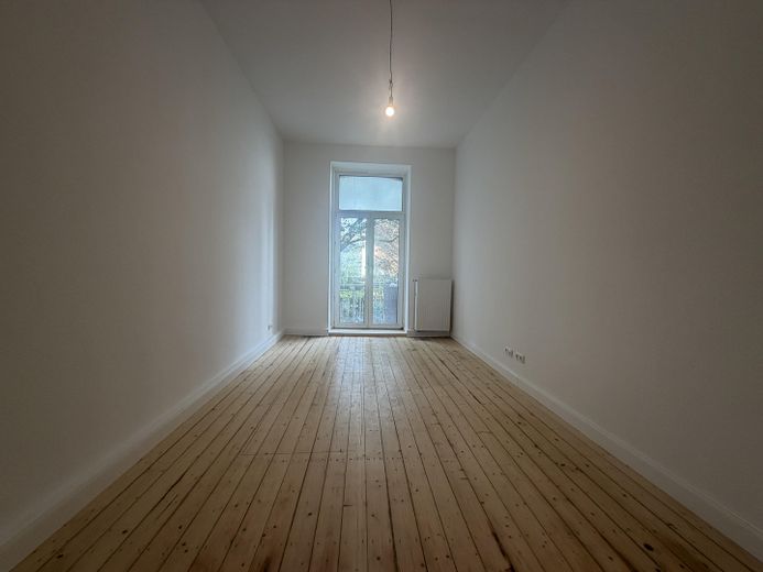 *First occupancy* Completely renovated 3-room period apartment on Bergerstraße with fitted kitchen and balcony – Zimmer 2
