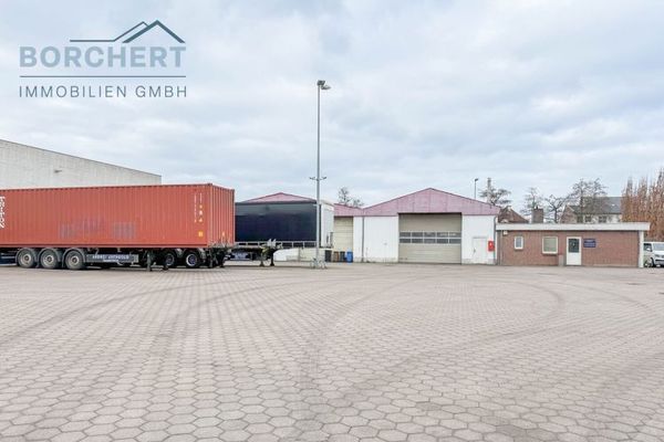 2 halls avec bureau et grande surface extérieure recherchent un nouveau locataire