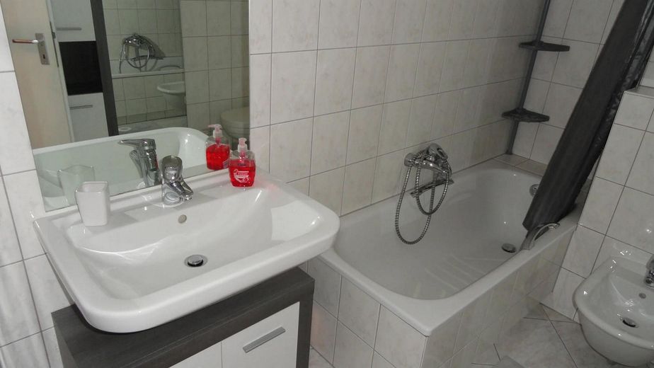 Inheidener Straße: Helle 2-Zimmer-Wohnung mit Süd-Balkon, Einbauküche & Top-Anbindung – Photo 8