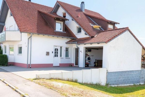 Großzügiges Zuhause mit besonderem Raumgefühl und viel Privatsphäre - FALC Immobilien