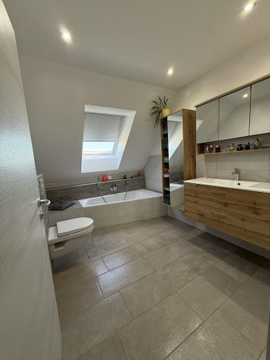 Familienfreundliches Einfamilienhaus zu verkaufen – Badezimmer OG
