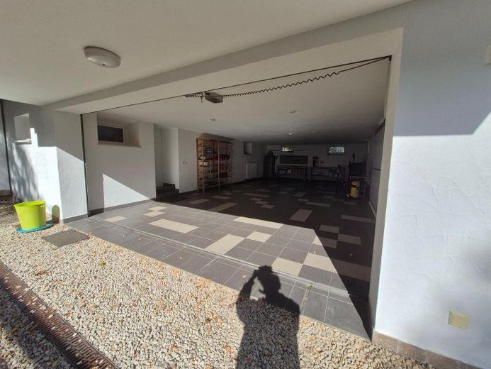 सपनों के बगीचे वाली भूमध्यसागरीय लैंडहाउस-विला – Garage innen