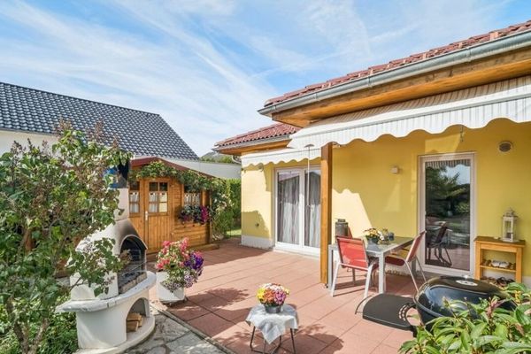 Moderner Bungalow mit hochwertiger Energietechnik, Traumterrasse und ruhiger Lage