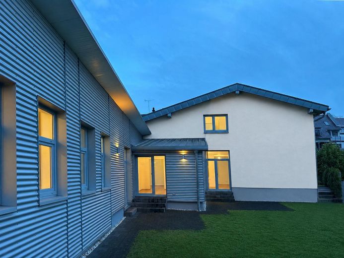 Modernes Wohnhaus mit separater Gewerbeeinheit in ruhiger Citylage – Rückseite Abedstimmung
