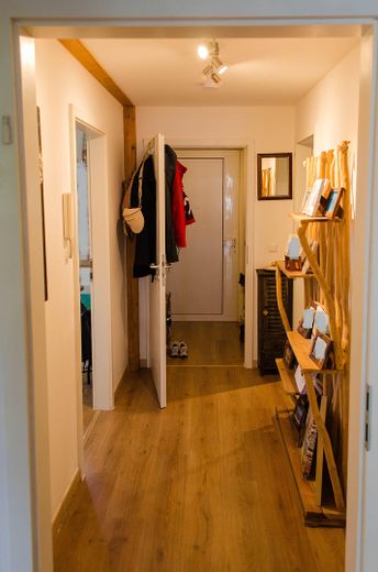 well-located maisonette condominium apartment with underground parking, only 200m to Wiesengrund! – Flur 2