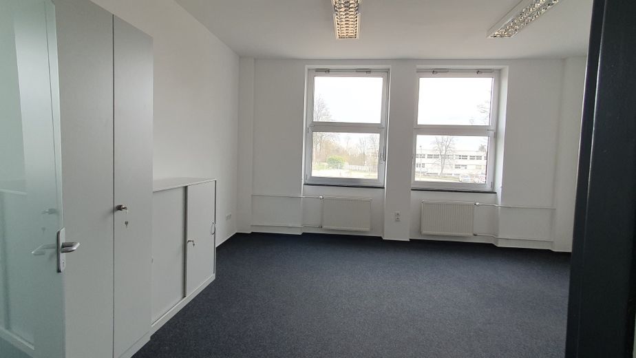 Top Büroflächen mit vielen Möglichkeiten, EUR 15,- bis 17,- pro qm warm – Büro 1OG