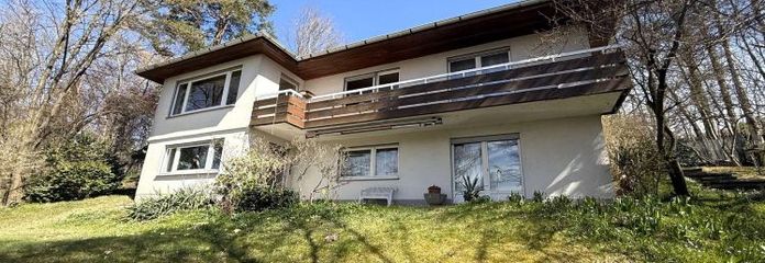 Prime location in Hof: detached house with a large plot