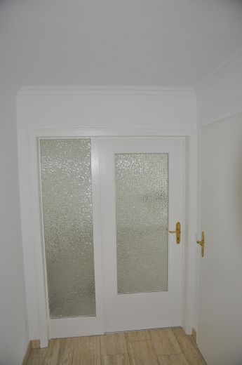 Luxuriöse 3-Zimmer Wohnung in Hoffnungsthal, edle Einbauküche mit Vollausstattung – Zugang Wohnzimmer weiß