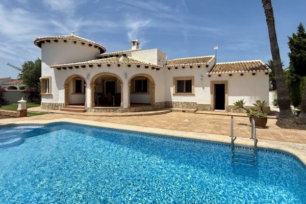 Einzigartige Traumvilla nahe Denia mit großem Eckgrundstück nur wenige Gehminuten vom Meer entfernt