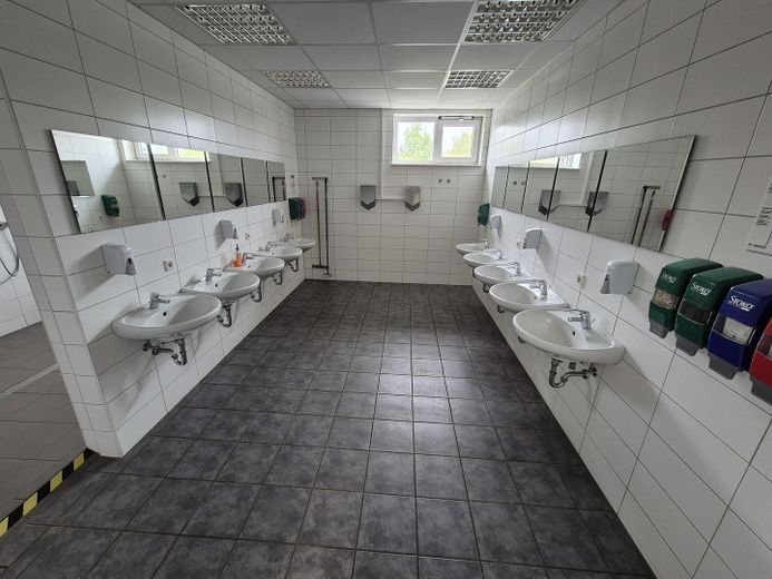 Halle sowie Büro- und Verwaltungsgebäude in Waltershausen – Foto 36